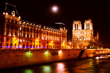 Fototapeta na wymiar La Prefecture de Police and Notre Dame at Night.