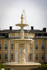 Obraz premium Picturesque fountain situated in front of the majestic Steningehojden Slottsby