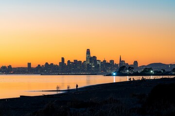 Obraz premium Iconic skyline of San Francisco, California at sunset