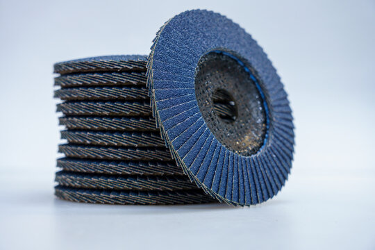 Lamellar sanding disc for manual sanding, blue detail on a white background.
