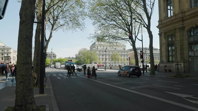 traffic at Paris Ile De La Cit&eacute; city centre