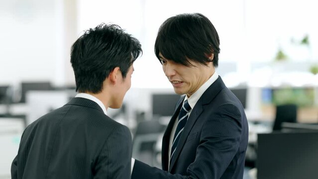 部下を激しく叱責する上司