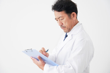 バインダーを使って書類を書く中年の医師　白背景