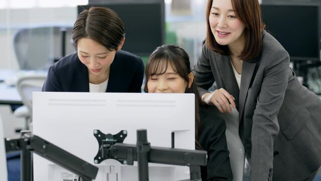 若手社員を指導する中堅ビジネスウーマン