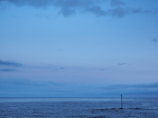 日没後の空と電柱島