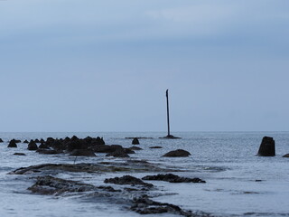 海に建設された使われなくなった電柱