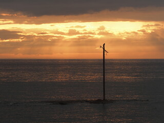 夕日の空と電柱島