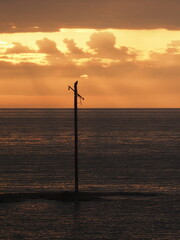 夕日の空と電柱島
