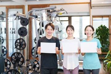 スポーツジムで運動する男性と女性・ホワイトボード