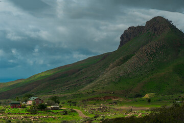 Obraz premium Mountain and house
