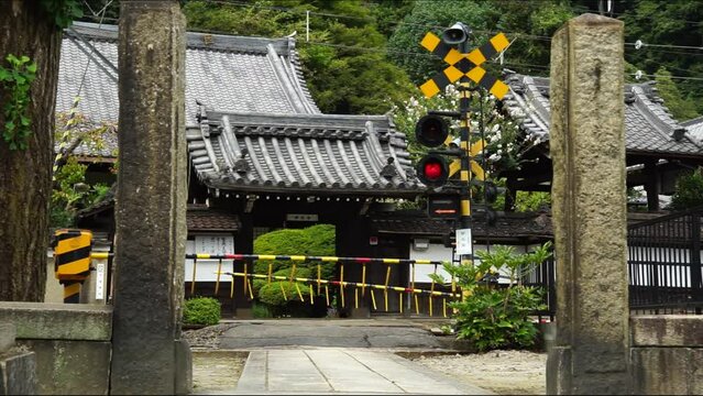 妙光寺を通過する800系電車 （京阪京津線 上栄町 - 大谷, 2023年9月）