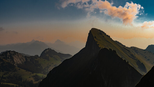 Morgenstimmung mit Blick vom Bockmattli (1932m) auf den Tierberg (1989m), Kantone Schwyz und Glarus