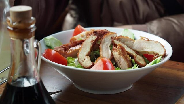vegetable salad with grilled chicken 