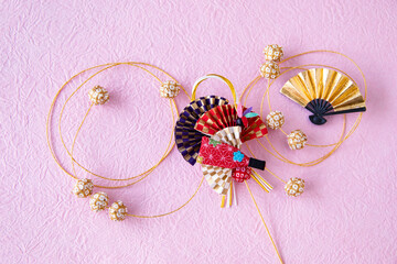 日本の正月イメージ　カラフル扇と金色の扇と手毬のガーランド（ピンクバック）