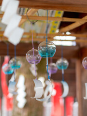 神社の手水舎に吊された風鈴