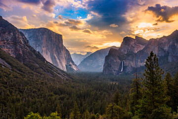 Obraz premium Colorful Sunrise Clouds on Yosemite Valley, Yosemite National Park, California