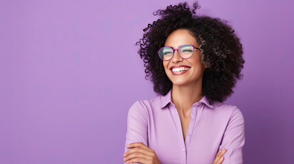 Obraz premium happy young woman smiling and wearing glasses on light purple background with empty space for text created with Generative AI Technology