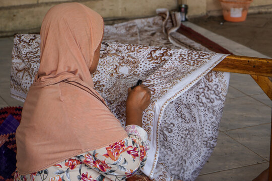 The technique of making batik by writing using a canting tool. Canting consists of nyamplung, cucuk, gagang or handles made of copper, bamboo and wax. 