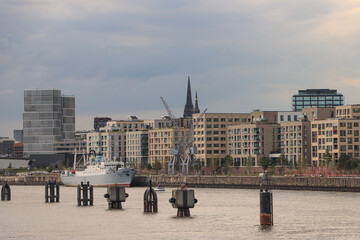 Hamburger HafenCity; Versmannkai mit Museumsschiff