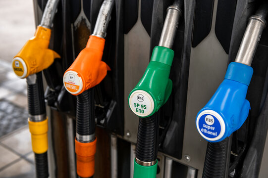 Des pistolets de distribution de carburant dans une station service en France.