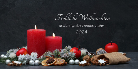 Weihnachtskarte: Festliche Weihnachtsdekoration mit  Kerzen und Weihnachtskugeln in der Farbe rot...