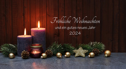 Weihnachtskarte: Rustikale Weihnachtsdekoration mit  Kerzen und Weihnachtskugeln in der Farbe gold...