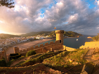 Fototapeta na wymiar Lloret de Mar, Spagna, lungomare, castello, mare e sabbia dorata.