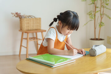 勉強する子供