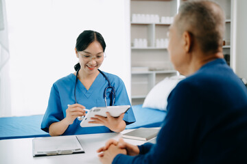 Obraz premium Serious Asia female doctor using clipboard is delivering great news talk discuss results or symptoms with female patient in clinic or hospital .