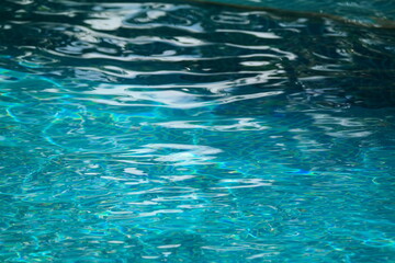 Obraz premium Light reflects in the swimming pool