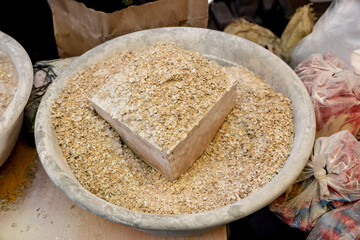 한국 전통시장에서 판매하기 위해 진열중인 엿질금