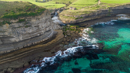 Acantilado de El Bolao entre Santillana del Mar y Comillas en Cantabria