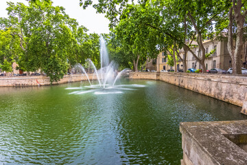 Fototapeta na wymiar Jet D’Eau des jardins de la Fontaine, Nîmes, Gard, France 