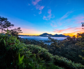 The sun has not yet risen on the top of Lang Biang mountain, the clouds are beautiful and the dew is beautiful