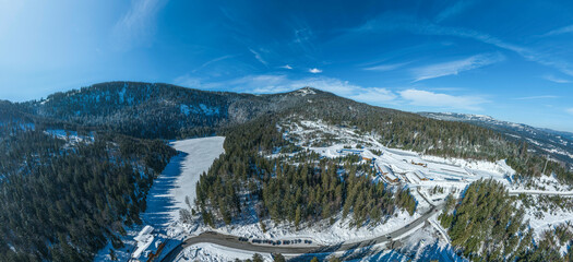 Die winterliche Arber-Region im Luftbild, Panoramablick Arbersee, Großer Arber, Biathlon-Stadion