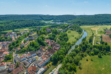 Fototapeta na wymiar Blick über die markante Burg von Pappenheim in den Naturpark Altmühltal in Mittelfranken