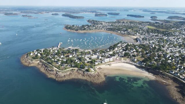 Port Navalo Port du Crouesty Arzon Golf du Morbihan Bretagne r&eacute;gion fran&ccedil;aise France drone vid&eacute;o vue a&eacute;rienne bateaux ville nautique
