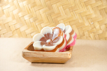 Flower-shaped Jelly Pudding with three color combinations.