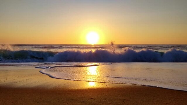 Das perfekte Zusammenspiel im Abendlicht - Wellenzauber in Slow-Motion im goldgelben Sonnenuntergang, Strand, Meer, surfen, Meeresrauschen, Urlaub,  Romantik, Abendstimmung
