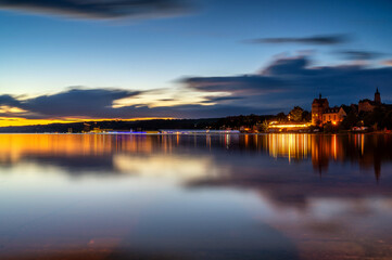 Wunderschönes Schloss Seeburg am Süßen See in der Abenddämmerung als Langzeitbelichtung