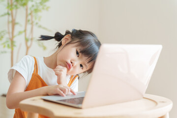 ノートパソコンで勉強する子供