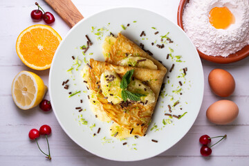 Crepe filled with pieces of banana marinated in lime juice.