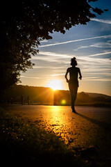 Biegaczka ćwicząca o zachodzie słońca