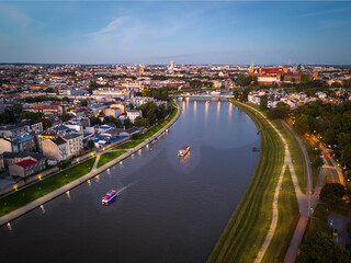 Kraków widok na Wawel i łódki płynące po rzece Wisła