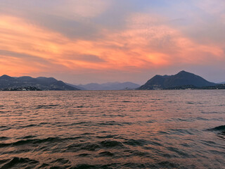 Couché de soleil sur le lac Majeur près de Stresa