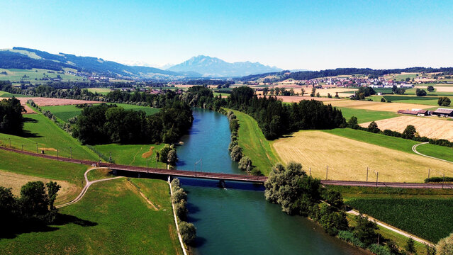 Fluss (Reuss) in der Zentralschweiz, im Sommer