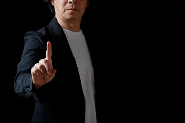 一番を示す男性