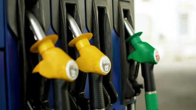 &agrave; la station essence quelqu'un fait le plein de remplissage de carburant diesel ou sans plomb