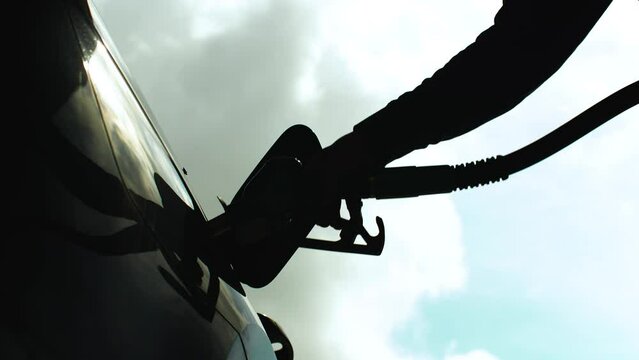 &agrave; la station essence quelqu'un fait le plein de remplissage de carburant diesel ou sans plomb