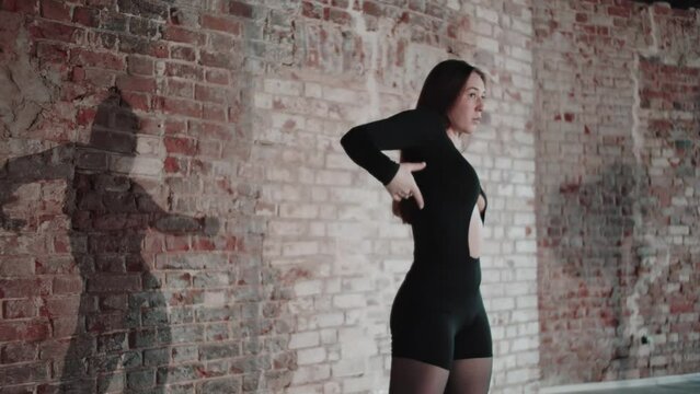  Flexible Woman Dance at break wall